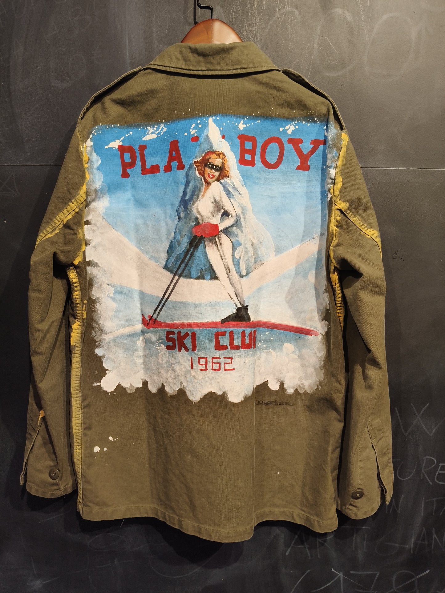 Giacca Vintage Militare dipinta a mano.Tg M NOTPRINTED. Ski club-play boy. Pezzo unico nr 5053