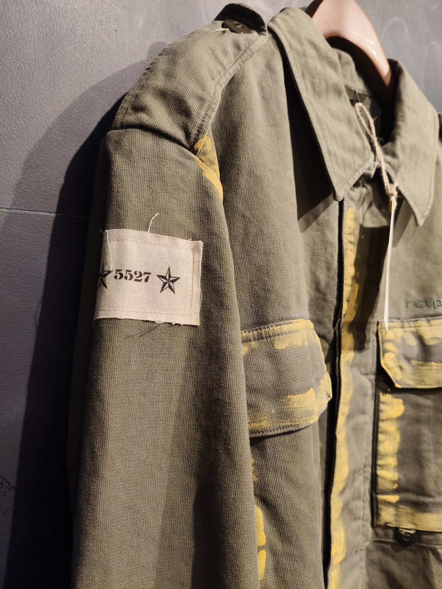 Giacca Vintage Militare dipinta a mano.Tg M NOTPRINTED. Banksy. Pezzo unico nr 5527