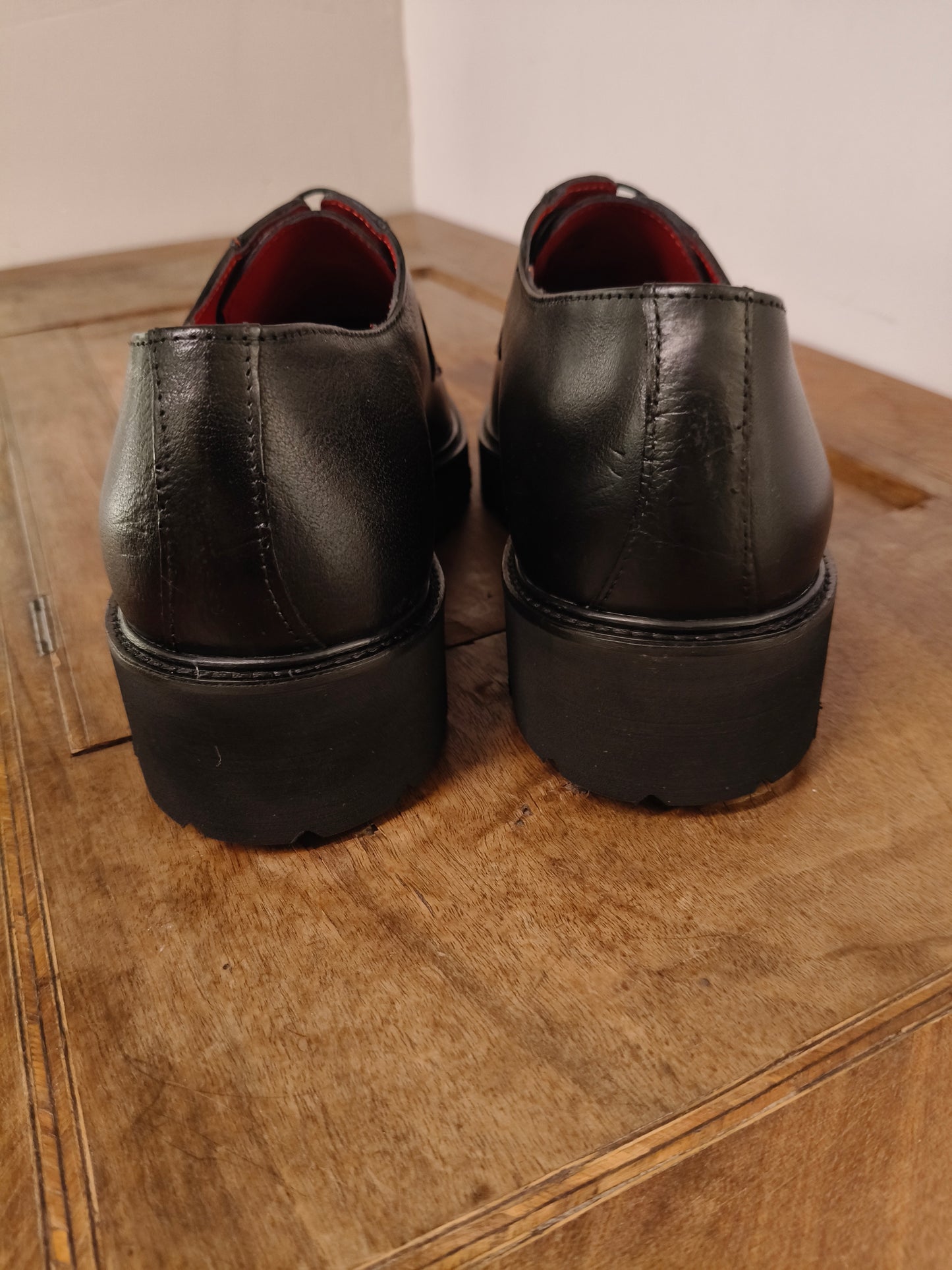 Stringata Black. Suola Track. Calzatura ARTIGIANALE WOW vera pelle