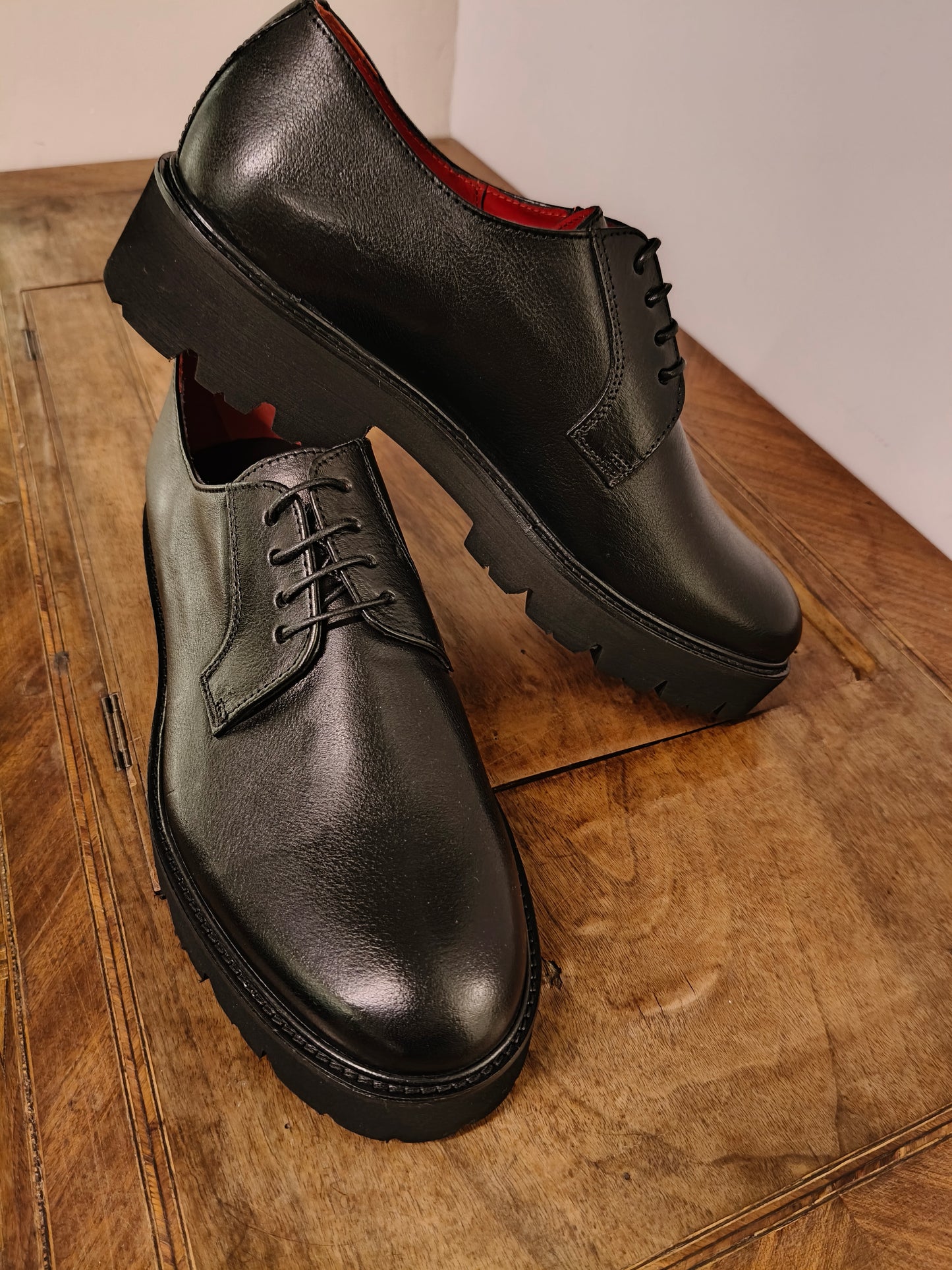 Stringata Black. Suola Track. Calzatura ARTIGIANALE WOW vera pelle