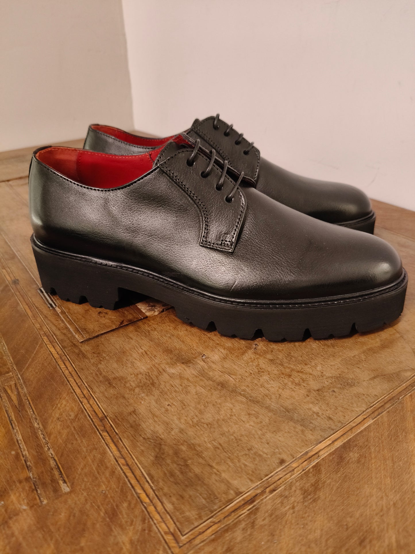 Stringata Black. Suola Track. Calzatura ARTIGIANALE WOW vera pelle