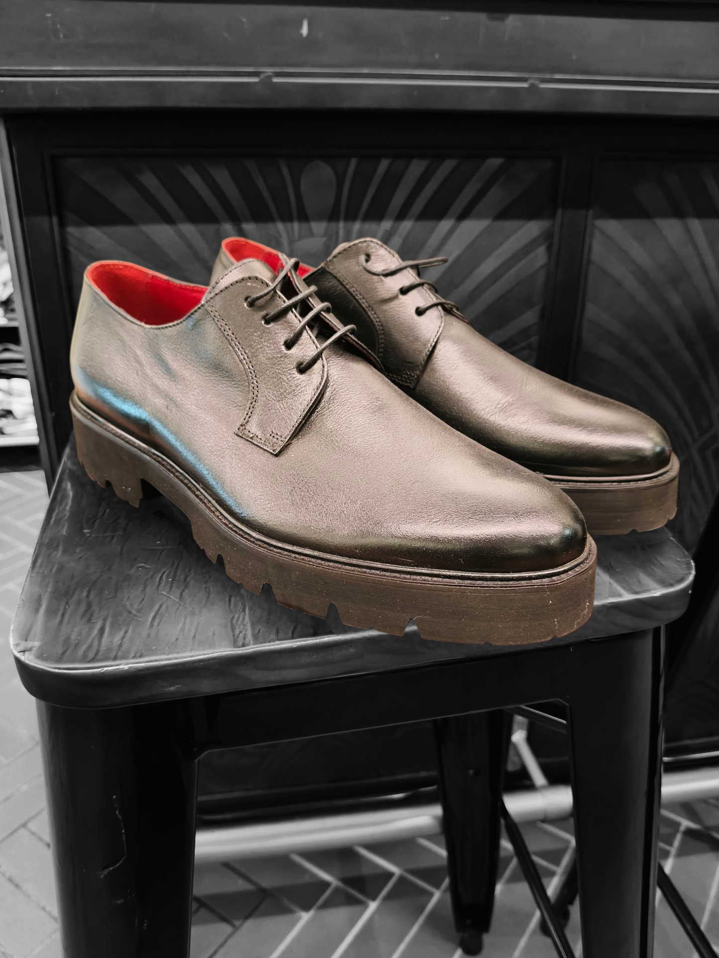 Stringata Black. Suola Track. Calzatura ARTIGIANALE WOW vera pelle