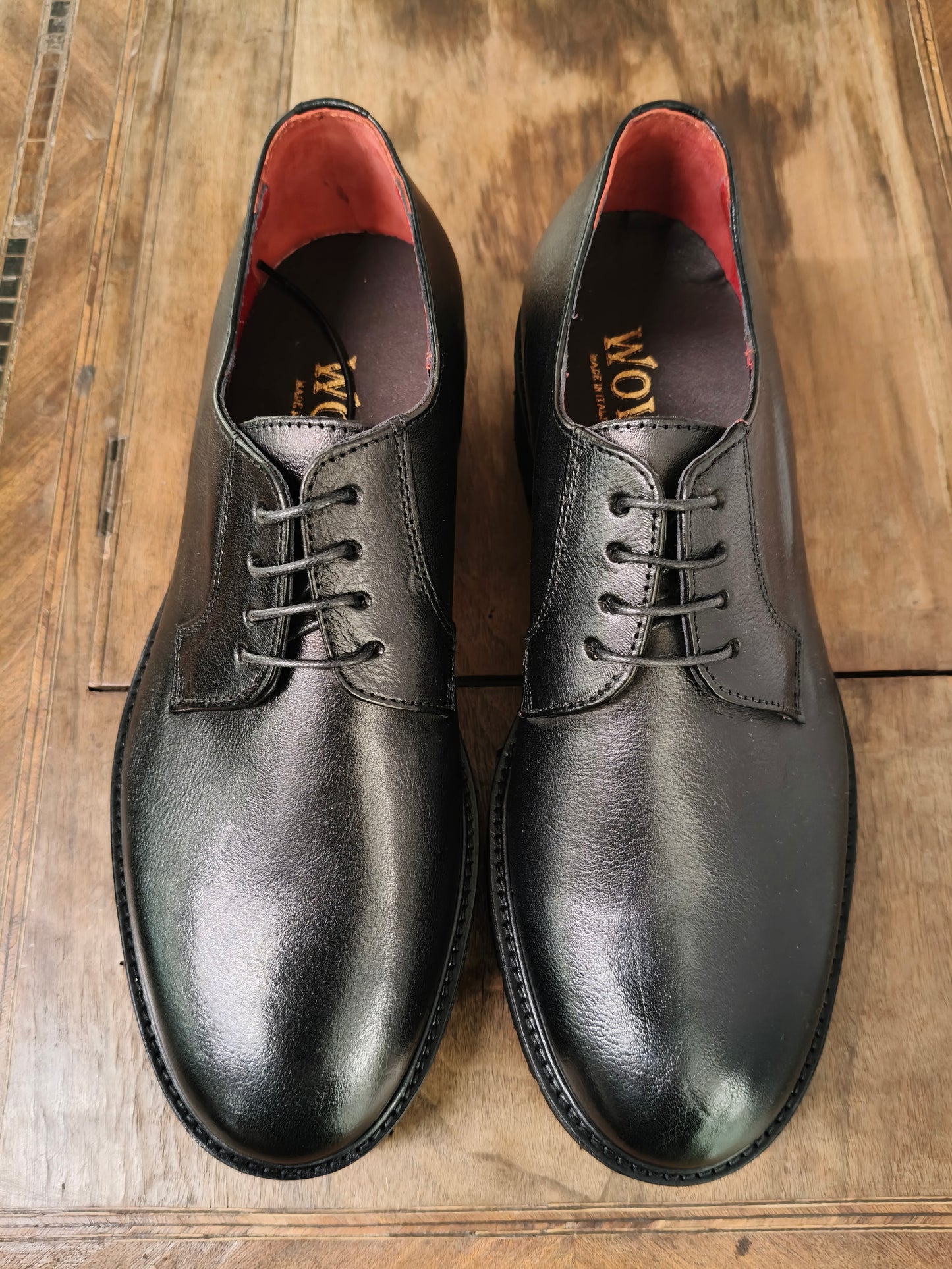 Stringata Black. Suola Track. Calzatura ARTIGIANALE WOW vera pelle